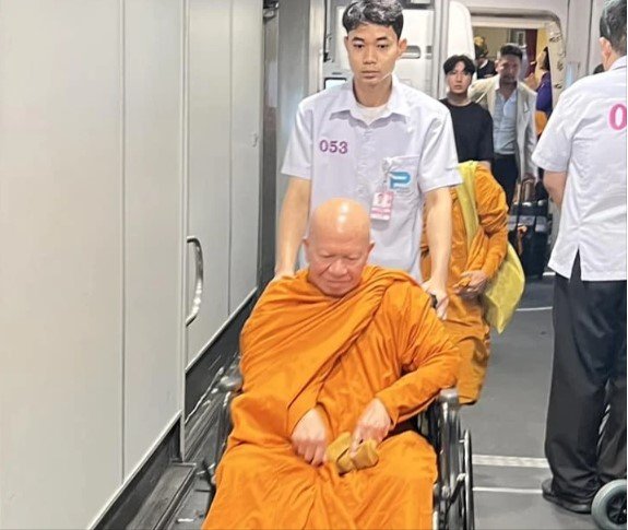 อดีตพระพรหมเมธี มอบตัวคดีเงินทอนวัดแล้ว เดินทางจากเมืองแฟรงก์เฟิร์ต